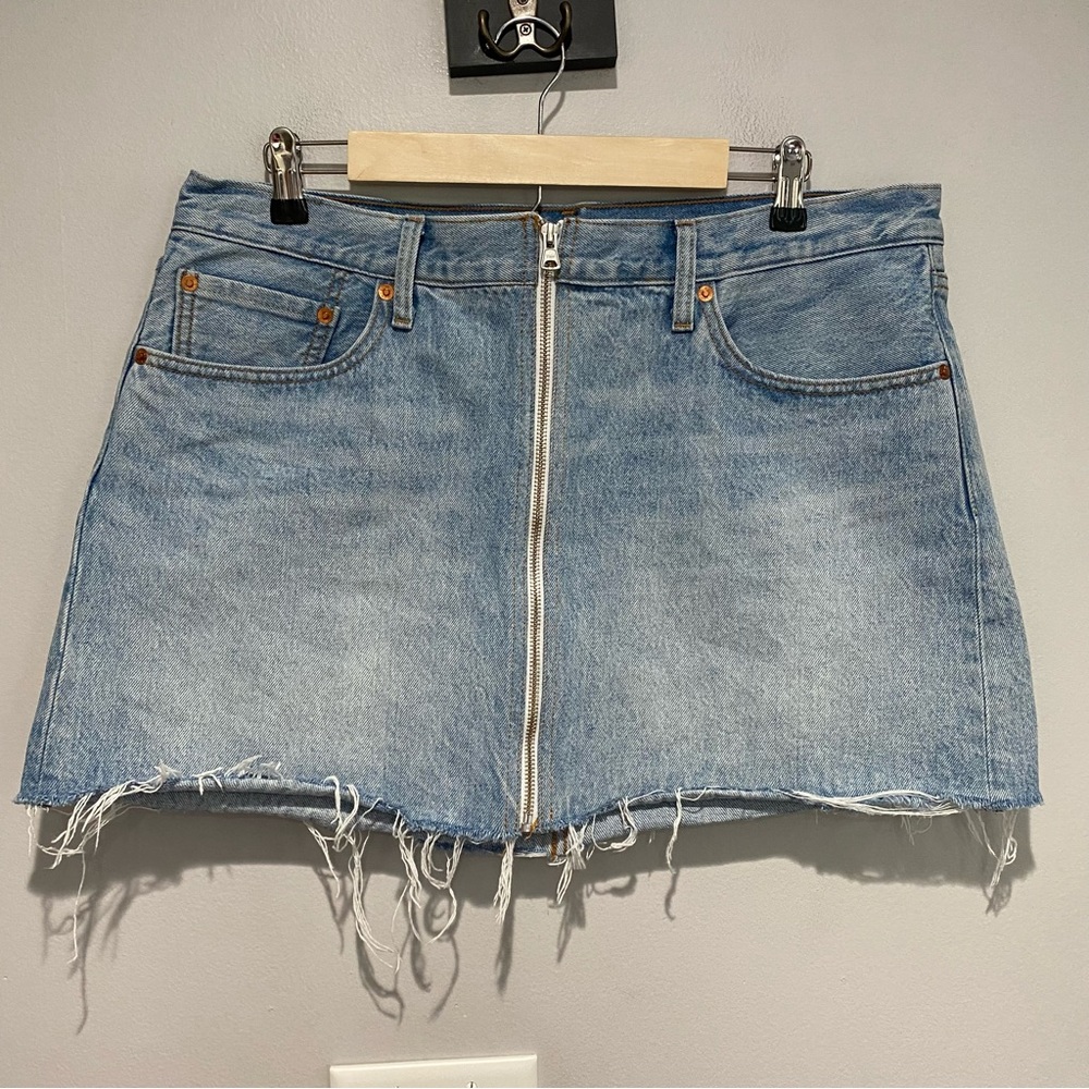 Levi’s Big E Light Wash Deconstructed Raw Hem Zip Up Skirt Size 33